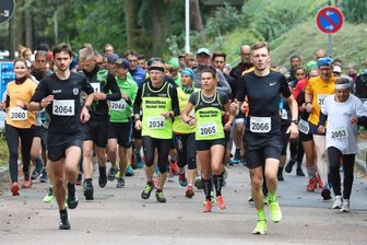 Verrückt: Wenn ein Marathon am Wochenende nicht reicht - Beim 42. Werdauer Waldlauf waren mit Franz Sprung (Startnummer 2066) und Susan Weigert (2065) die beiden Gesamtsieger im Halbmarathon von Beginn an vorn dabei. 