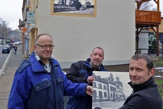 Verrückte Idee: Warum diese Giebelwand in Glauchau so aussieht - Matthias Börner, Mike Wehrmann und Jens Hummel (von links) zeigen eine Fliese, die das Postgebäude darstellt. Sie soll am Eingangsbereich des Hauses angebracht werden.