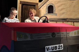 Verrückte Weihnachtsgeschichte im Vogtland: Wie die Psychiatrie zur Geburtsklinik wird - Verwaltungsdirektorin Carola Neumann (links) und Ärztin Dagmar Stoppok haben Spaß im Theater-Auto. Sie hören Stimmen. Wer spricht da? Am 16. Dezember wird das zur Aufführung aufgeklärt.