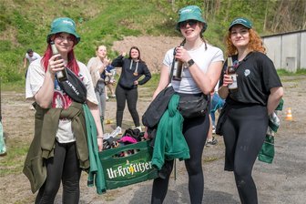 Verrückter Spaßwettbewerb im Erzgebirge: 25 Teams schleppen Bierkästen durch den Wald und schwanken ins Ziel - Angelia Hofmann, Lena Neubert und Celine Dagott (von links) mit ihrem Bierkasten. Sie sind fest davon überzeugt, dass sie sich gegenüber den Männern beweisen werden.