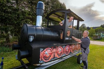 Verrückter Spaßwettbewerb im Erzgebirge: Mit der Lok übers Wasser - Fabio Holler und Thomas Neuber (von links) mit ihrer „Emma 24/7“.