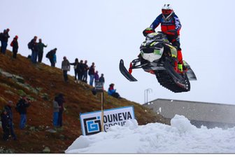 Verrückter Start ins Jubiläumsjahr: Trio aus Grünhain tobt im Wonnemonat in den Alpen durch Schnee - Hoch hinaus: Jens Ullmann hat in Österreich die Grünhainer Fahnen hochgehalten. Mit Tino Weigel und Christian Körner startete der Ortsvorsteher und Vereinsvorsitzende des Motorsportclubs Grünhain am letzten Maiwochenende bei zwei Snowcross-Wettbewerben auf dem Wildkogel.