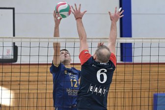 Verrücktes Volleyballspektakel: VfL Wildenfels gewinnt nach acht abgewehrten Satzbällen - Der Wildenfelser Marcel Ehrler (links) und sein Team behaupteten am Wochenende ihren Platz in der Spitzengruppe der Volleyball-Sachsenklasse.