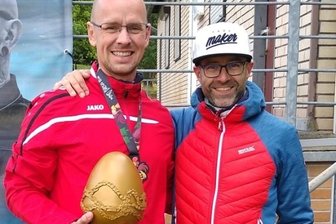 "Verrücktester Hahn" kommt aus Glauchau - Marco Locke (links) aus Glauchau hat den "Mad-Chicken-Run" gewonnen. Veranstalter Peter Buschack überreichte ihm dafür das "Goldene Ei" als Trophäe. 