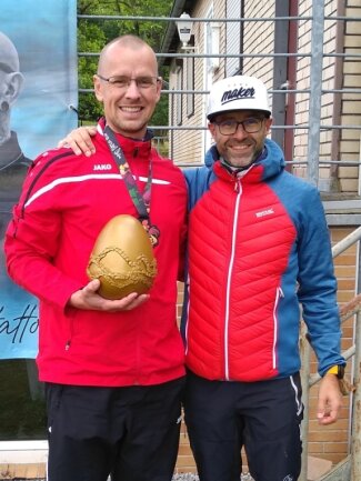 "Verrücktester Hahn" kommt aus Glauchau - Marco Locke (links) aus Glauchau hat den "Mad-Chicken-Run" gewonnen. Veranstalter Peter Buschack überreichte ihm dafür das "Goldene Ei" als Trophäe. 
