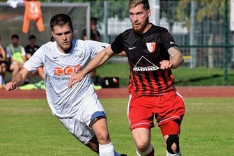 "Versagen auf ganzer Linie" - Die Flöhaer, hier mit Tom Göckeritz (r.) am Ball, rutschten nach der ersten Saisonniederlage sogar auf einen Abstiegsplatz. 
