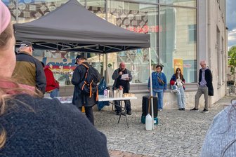 Versammlung oder nicht? Plauener Verein und Landratsamt haben geteilte Meinung - Steve Becker (Mitte, am Mikrofon) war einer von drei Rednern beim „Rainbow Flash“.