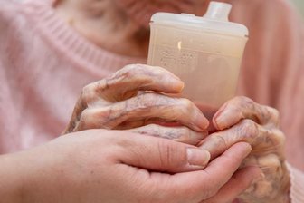 Verschärft sich der Notstand? Pflegedienste schlagen Alarm - In den Pflegeheimen könnte sich die bereits angespannte Personalsituation durch die Impfpflicht weiter verschärfen.