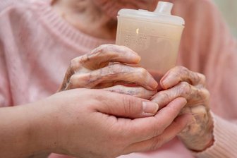 Verschärft sich der Notstand? Pflegedienste schlagen Alarm - In den Pflegeheimen könnte sich die bereits angespannte Personalsituation durch die Impfpflicht weiter verschärfen.
