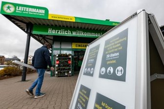 Verschärfte Coronaregeln treffen viele Branchen hart - Am Eingang des Leitermann-Baumarktes in Rochlitz werden Kunden seit Montag am Eingang auf die neue Regelung hingewiesen. Betreten dürfen ihn nur Geimpfte und Genesene. Für Ungeimpfte gibt es einen Bestellservice.