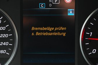 Verschleißanzeige für Bremsen: Achtung, nicht alle Neuwagen haben sie - Warnhinweis für verschlissene Bremsbeläge: Eine obligatorische Verschleißanzeige sehen EU-Regelwerke bislang nicht vor.