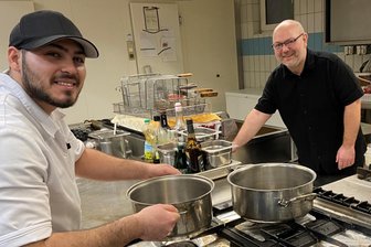 Verschmähte Gastro-Jobs? Diese Menschen rocken ein Hotel im Vogtland - Ricardo und Küchenchef Frank Michel in der Küche des Hotels „Alexandra“.