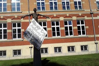 Verschwendungsvorwürfe wegen Statue vor Zwickauer Grundschule - Die Ikarus-Statue vor der Dittes Schule bleibt umstritten.