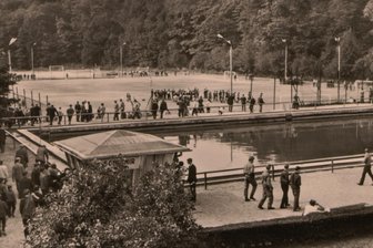 Verschwundene Bäder im Erzgebirge: Wo Fußball-Fans ein- und ausgehen, wurde einst gebadet - Das Auer Stadionbad – es wurde 1950 gebaut und war bis 1986 in Betrieb. Heute befinden sich dort der Fan-Shop und ein Parkplatz.