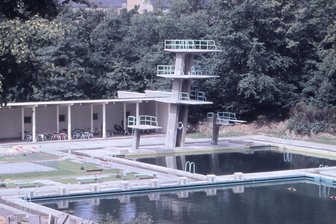 Verschwundene Freibäder im Erzgebirge: In Zschopau, Oberwiesenthal und der Auer Hakenkrümme ist das Bad Geschichte - Das Freibad von Zschopau in der Zeit um 1966. Einmalig in der Region war der 10-Meter-Sprungturm.