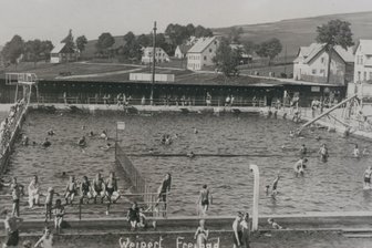 Verschwundene Freibäder im Erzgebirge: Wo ein Haltepunkt noch immer ans Freibad erinnert - Einst gab es auch im böhmischen Vejprty (Weipert) ein Freibad. Das Foto entstand um 1935.
