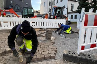 Verschwundene Pflastersteine: So teuer war das Loch im Parkplatz von Brand-Erbisdorf - Die letzten neuen Pflastersteine wurden diese Woche auf dem Parkplatz hinter dem Rathaus von Brand-Erbisdorf gesetzt.