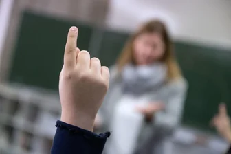 Verschwundenes Mädchen Valeriia: Wie Schulen Eltern über das Fehlen ihrer Kinder informieren müssen - Achtung, jemand fehlt: Erscheint ein Schüler nicht zum Unterricht, muss die Schule umgehend einen Erziehungsberechtigten informieren.