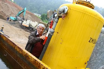 Verseuchtes Wasser in Scharfenstein aufwendig gereinigt - Gerd Martin vom Umweltlabor Zwickau nimmt zweimal wöchentlich Proben aus der Wasseraufbereitungsanlage in Scharfenstein. Er prüft, ob das Grundwasser, das durch einsickerndes Öl auf dem alten DKK-Gelände verunreinigt wurde, nach dem Durchlaufen der Anlage ohne Beanstandung in die Zschopau fließen kann.