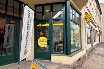 Versicherungsbüro in Reichenbach überfallen: Was über den Täter bekannt ist - Das Versicherungsbüro der HUK Coburg in Reichenbach hat am Montag ein Unbekannter überfallen.