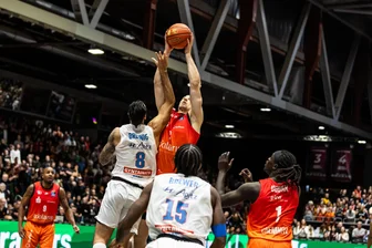 Versöhnlicher Abschluss eines außergewöhnlichen Jahres: Niners Chemnitz gewinnen Derby gegen Mitteldeutschen BC - Kapitän Jonas Richter krallt sich den Ball, seine Mannschaft den Derbysieg.
