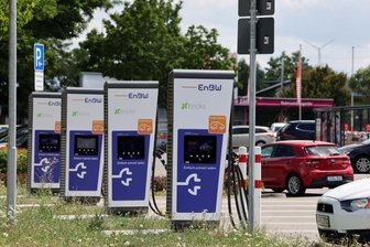 Versorger nimmt Schnellladepunkte in Betrieb - Am Kaufland in Glauchau-Jerisau hat die Firma EnBW vier Schnellladepunkte in Betrieb genommen.