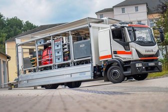 Versorgung von 1000 Menschen täglich: Neues Flaggschiff für Katastrophenschutz im Erzgebirge - Zur Fahrzeugflotte vom 1. Einsatzzug des Katastrophenschutzes Erzgebirge gehört dieser sogenannte Gerätewagen Versorgung. Das Spezialfahrzeug, mit Rollwagen ausgestattet, macht es für die Johanniter im Ernstfall einfacher, ihre Aufgaben zu erfüllen.
