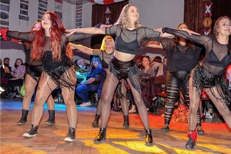 Verspäteter Jubiläumszug macht beim Irfersgrüner Carneval Verein richtig Dampf - Die Irfersgrüner studierten neue Tänze ein.