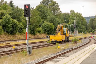 Verspätungen bei City-Bahn durch Blitzeinschlag in Thalheim - Im Bereich des Bahnhofs in Thalheim werden derzeit die Folgen eines Blitzeinschlags behoben.