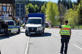 Verstärkte Grenzkontrollen im Erzgebirge – Was derzeit an der Grenze zu Tschechien passiert - Die Bundespolizei kontrollierte am Montag in Johanngeorgenstadt.