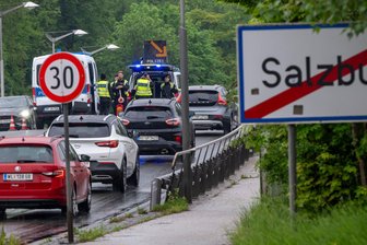 Verstärkte Grenzkontrollen: Wie die Bundespolizei nun arbeitet - Bundespolizisten stehen am Grenzübergang zwischen den Städten Freilassing (Deutschland) und Salzburg (Österreich) auf der Saalachbrücke und kontrollieren die Einreise.