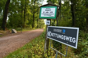 Versteckte Gefahr: Erneut Kriegsmunition im Nonnenwald zwischen Kriebstein und Rossau gefunden - Besucher werden gebeten, sich an die Absperrungen, die um die Fundstelle im Nonnenwald bei Höckendorf bestehen, zu halten. Hier ein Hinweisschild an der Zufahrt zur Fundstelle.