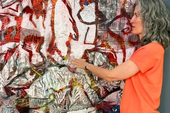 Versteckte Schatzkammer an der Zschopau - Galerie-Betreuerin Simone Mende an dem Bild "Das ist alles nur in meinem Kopf" von der Sebnitzerin DanjanaBrandes. 