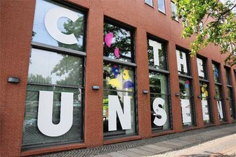 Verstehst Du die Kulturhauptstadt? Eine Übersetzungshilfe - Der Slogan "C the unseen" ist allgegenwärtig, hier am provisorischen Büro der Kulturhauptstadt GmbH. 