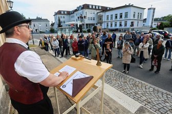 Versteigerung: Crimmitschauer Rathaus und Kirche im Kleinformat gehen für 363 Euro weg - Rund 100 Menschen haben sich am Mittwochabend vor dem Crimmitschauer Bahnhof versammelt. Ein Teil von ihnen steigerte um die Modelle von Kirche und Rathaus mit. Bis beide abgeholt werden, bleiben sie im Bahnhof verschlossen.