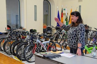 Versteigerung in Reichenbach: Fundsachen erhalten neue Besitzer - Tabea Lange versteigerte am Wochenende zum ersten Mal Fundsachen im Reichenbacher Rathaus.