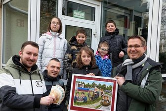 Versteigerung von Waldenburg-Karikatur macht Sofa-Kauf möglich - Veit Schenderlein (rechts) hat Daniel Schumann (links) und die Bewohner des Wim-Thoelke-Hauses besucht. 