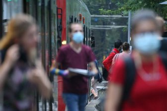 Verstoß gegen Maskenpflicht kostet ab September 60 Euro - Verstöße gegen die Maskenpflicht kosten ab Dienstag in Sachsen 60 Euro.