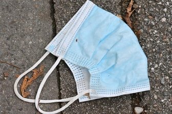 Verstöße gegen Corona-Auflagen: Polizei schließt Lokal - Mehrere Verstöße gegen Corona-Auflagen haben Polizeibeamten in der Nacht zum Sonntag in zwei Lokalen in Annaberg festgestellt. Eins der Lokale wurde geschlossen.