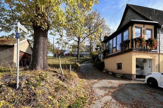 Verstopfte Gullys in Beutha: Bei Regen wird die Straße ein Fluss - Diesen Holperweg neben dem Haus der Geipels in Beutha hinab fließt bei Regen Schlammwasser.