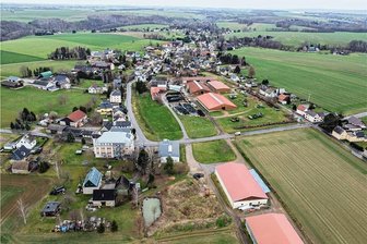 Verstopfte Gullys sorgen in Köthensdorf für Ärger - Köthensdorf von oben. Einwohner haben ihre Sorge geäußert, dass durch defekte Gullys Schäden entstehen könnten.