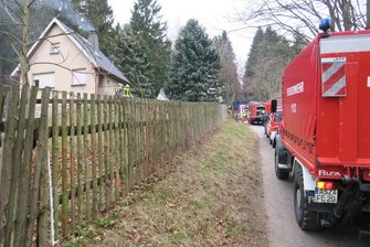 Verstopfter Schornstein setzt Gartenhaus unter Rauch -
