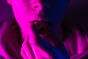Verstorbene 17-Jährige aus Plauen: „Es war eine mehrfach tödliche Dosis“ - Eine junge Frau nimmt eine Ecstasy-Pille: Für eine 17-jährige Schülerin aus Plauen endete der Konsum der synthetischen Droge mit dem Tod.