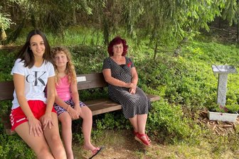 Verstorbene älteste Vogtländerin: Eine Bank erinnert jetzt an Anna Seidel - Anna Seidels Tochter Helga Schmidt und die Urenkelinnen Hanna und Greta auf der neuen „Seidel Bank“, daneben die Gedenkstele.