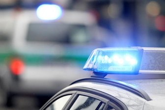 Verstoß gegen Corona-Schutz-Verordnung: Polizei beendet Feier -