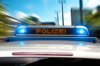 Versuchte Körperverletzung: Autofahrer hält auf Feuerwehrmann zu -