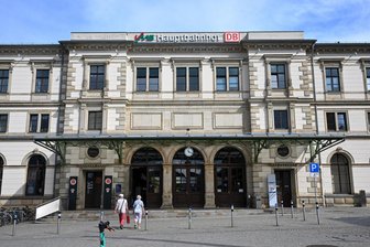 Versuchte Tötung am Chemnitzer Hauptbahnhof: Versagten die Behörden? - Die Tat ereignete sich im Frühjahr an einer Haltestelle vor dem Chemnitzer Hauptbahnhof.