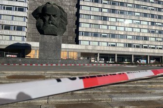 Versuchte Tötung am Marx-Kopf in Chemnitz: Polizei nimmt Verdächtigen fest - Nach einem mutmaßlichen Tötungsversuch am Karl-Marx-Monument haben die Ermittlern einen Verdächtigen festgenommen.