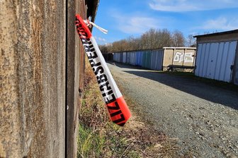 Versuchte Tötung eines Jugendlichen in Plauen: Wie der Stand der Dinge ist - In dieser Garagenanlage wurde ein 16-Jähriger lebensbedrohlich verletzt. Mutmaßliche Täter sollen zwei Jugendliche sein.