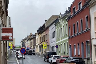 Versuchte Tötung in Reichenbach: Polizei informiert zum Stand der Ermittlungen - Blick in die Reichenbacher Weinholdstraße im Abschnitt Weststraße und Albertistraße.